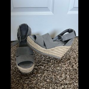 Universal thread sandals gray